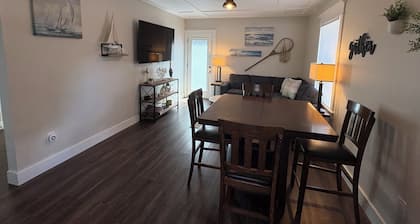 Summer Breeze - Newly Remodeled Quaint Home - 7 blocks from beach