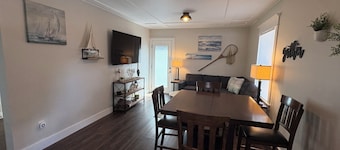 Summer Breeze - Newly Remodeled Quaint Home - 7 blocks from beach