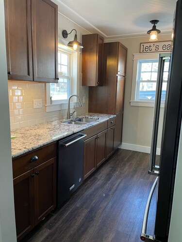 Summer Breeze - Newly Remodeled Quaint Home - 7 blocks from beach