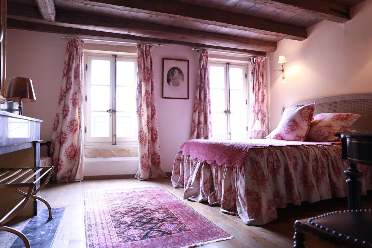 Classic Double Room | 1 bedroom, soundproofing, iron/ironing board, free WiFi