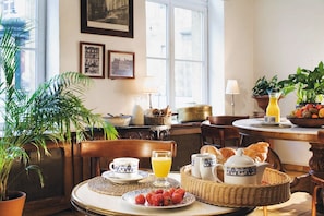 Café da manhã com buffet diário (EUR 12 por pessoa)