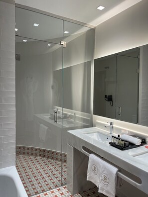 Badewanne und Dusche (separat), Haartrockner, Hausschuhe, Handtücher
