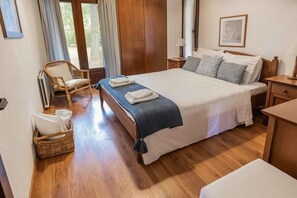 2 habitaciones, tabla de planchar con plancha, cuna de viaje y wifi 