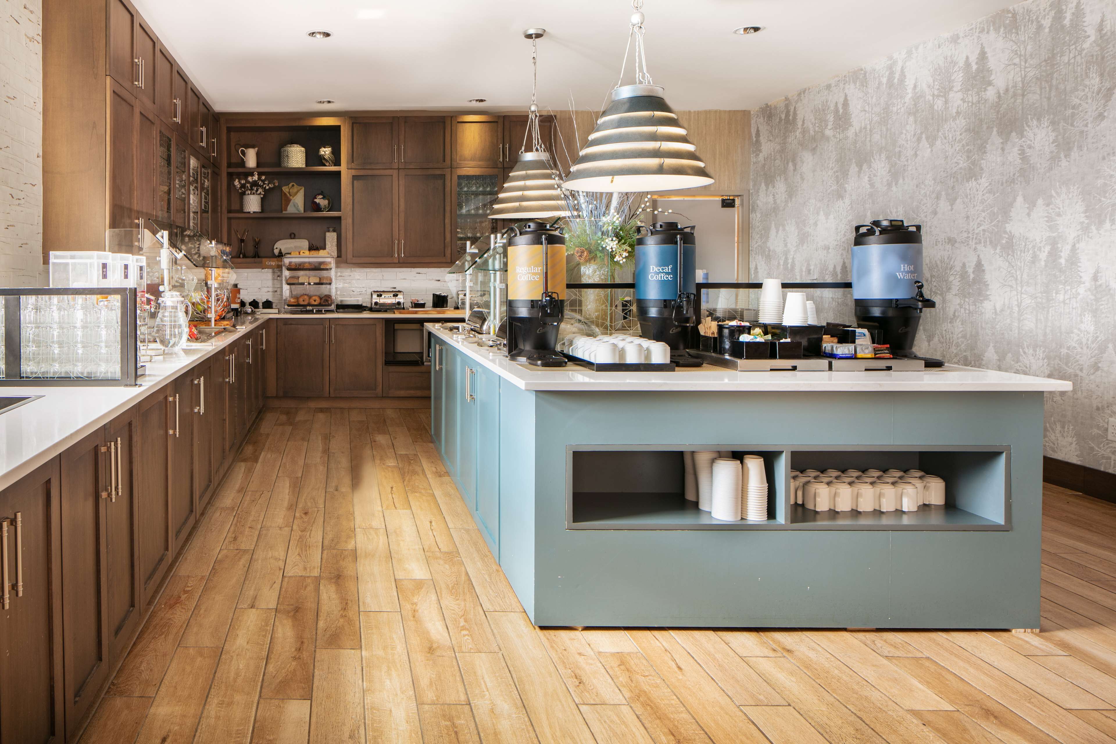 Une cuisine moderne avec des meubles en bois, un îlot central et un coin café.