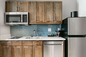 Full-size fridge, microwave, stovetop, dishwasher