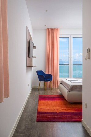 6 bedrooms, in-room safe, iron/ironing board, free WiFi