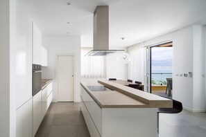 Kjøleskap, ovn, oppvaskmaskin og høy barnestol