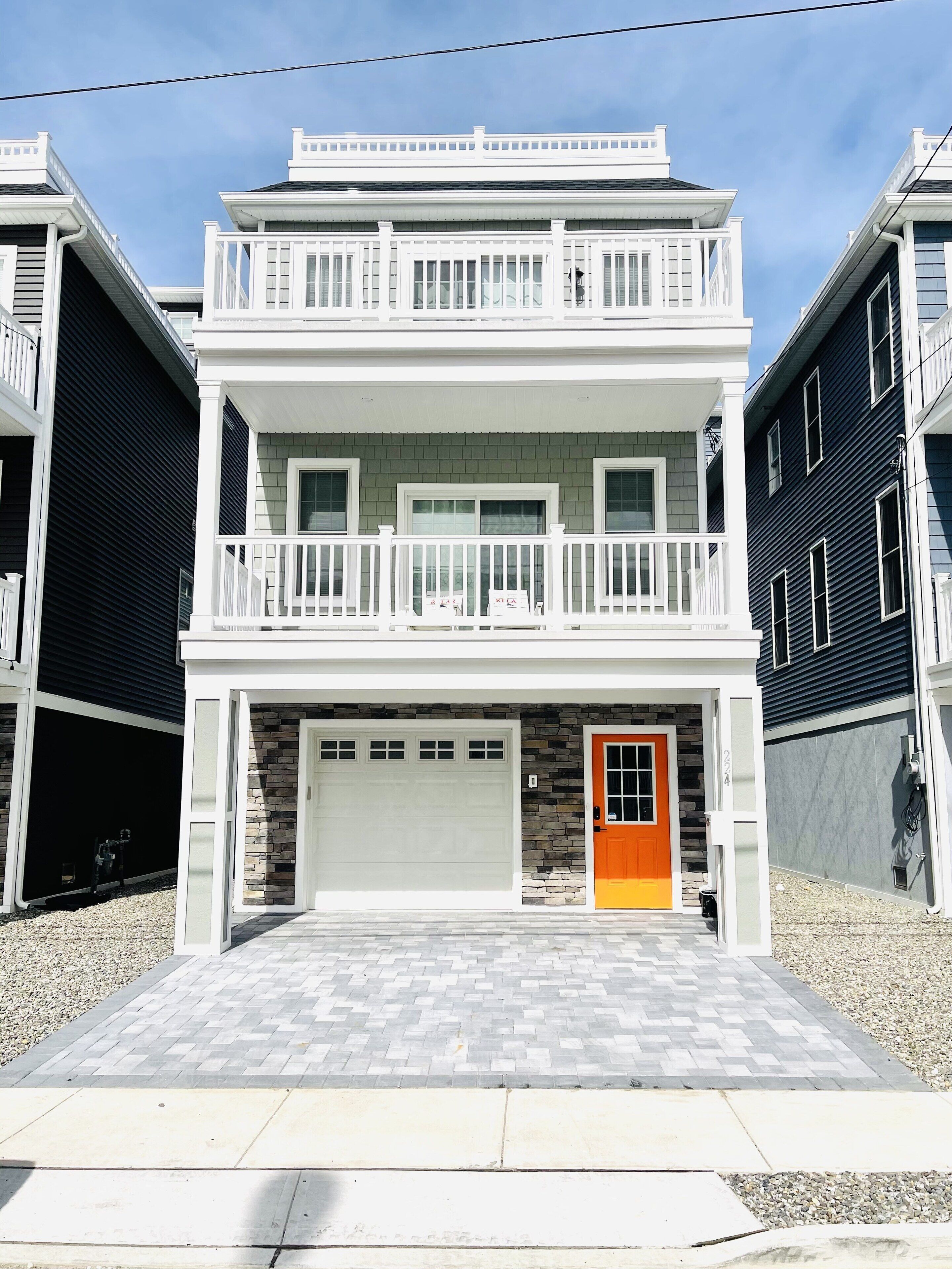 Newly Built ! family friendly w/open roof top on Ferris Wheel Block!
