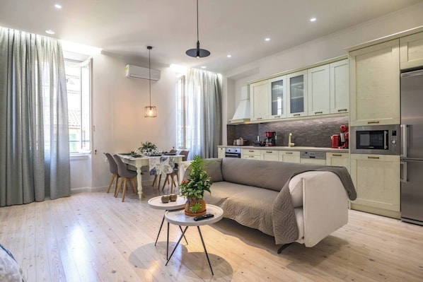 Huoneisto | Olohuone | 30–tuumainen televisio, jossa kaapelikanavat