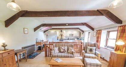 Dog friendly holiday home for 4 people, breath taking scenery, WiFi & only a short walk to the pub.