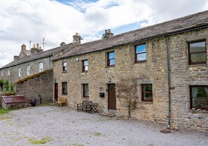 Exterior - Dog friendly holiday home for 4 people, breath taking scenery, WiFi & only a short walk to the pub. (Richmond)