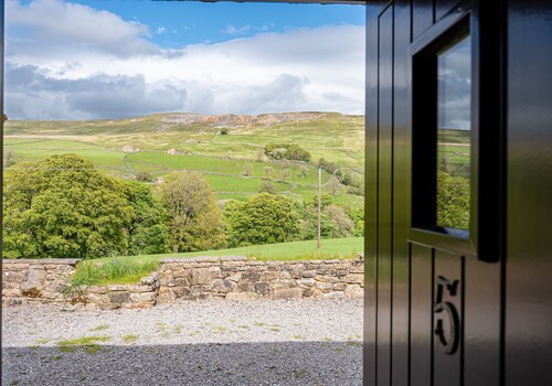 Dog friendly holiday home for 4 people, breath taking scenery, WiFi & only a short walk to the pub.