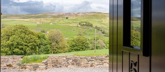 Dog friendly holiday home for 4 people, breath taking scenery, WiFi & only a short walk to the pub.
