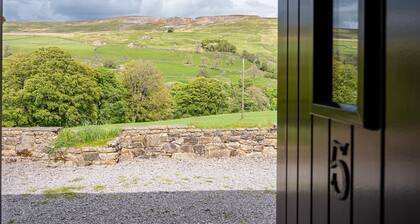 Dog friendly holiday home for 4 people, breath taking scenery, WiFi & only a short walk to the pub.