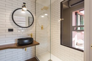Baignoire, séchoir à cheveux, bidet, serviettes fournies