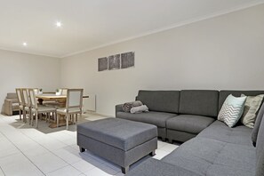 Basic-Stadtwohnung | Wohnbereich | Flachbildfernseher