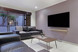 Basic-Stadtwohnung | Wohnbereich | Flachbildfernseher