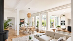 Ein stilvolles Wohnzimmer mit einer Couch, einem Couchtisch und einem Kamin.