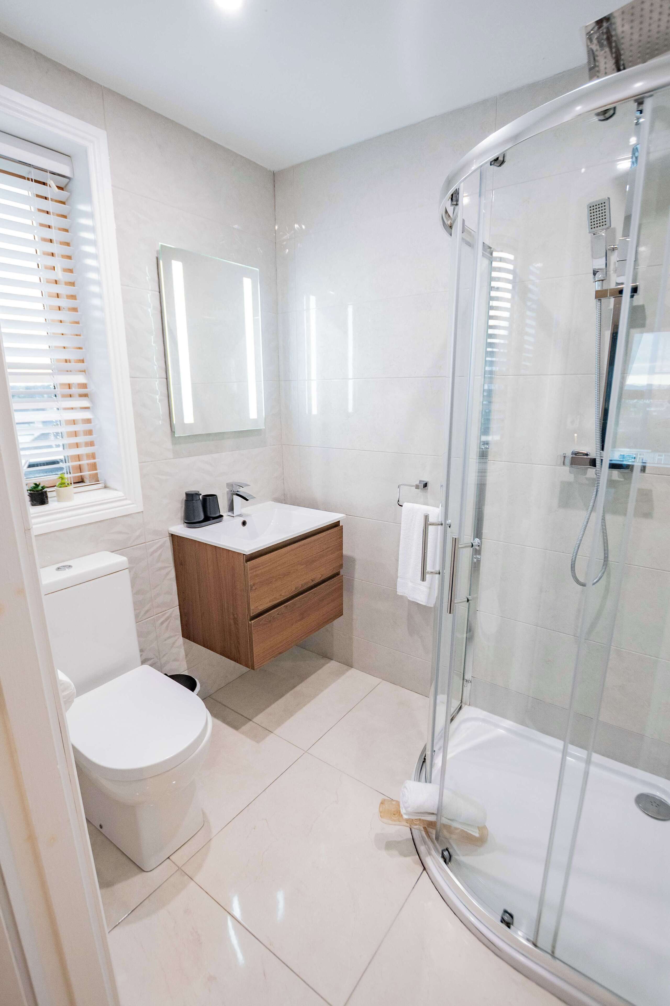 Suihku, hiustenkuivaaja, pyyhkeet, saippua