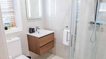 Dusche, Haartrockner, Handtücher, Seife