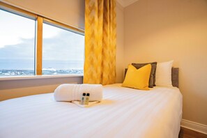 Iron/ironing board, travel cot, free WiFi, bed sheets - Galway City Luxury Apartment with Elevator (Galway)