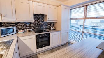 Fridge, oven, stovetop, dishwasher