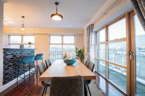 Galway City Luxury Apartment with Elevator