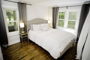 2 quartos, escrivaninha, ferros/tábuas de passar roupa, berço de viagem