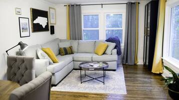 Smart-TV, Kamin, Tischfußball, Tischtennisplatte