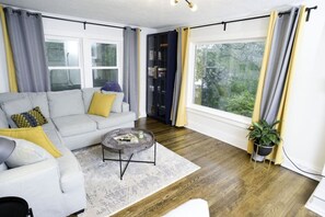 Smart TV, lareira, pebolim, mesa de pingue-pongue