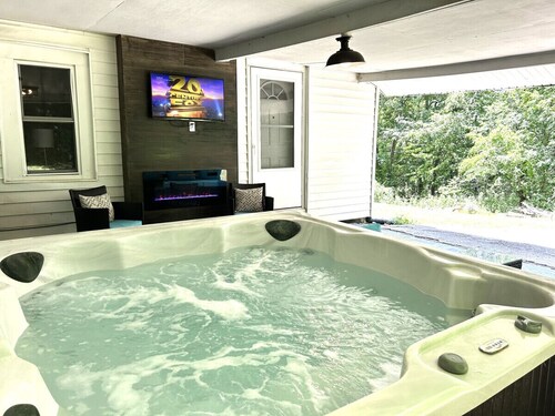 Cottage with hot tub, fire pit, game room/theater