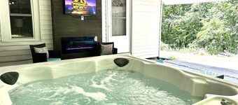 Cottage with hot tub, fire pit, game room/theater