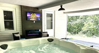 Cottage with hot tub, fire pit, game room/theater