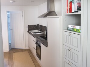 Frigorífico, horno, placa de cocina y lavavajillas