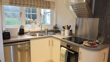 Fridge, oven, stovetop, coffee/tea maker