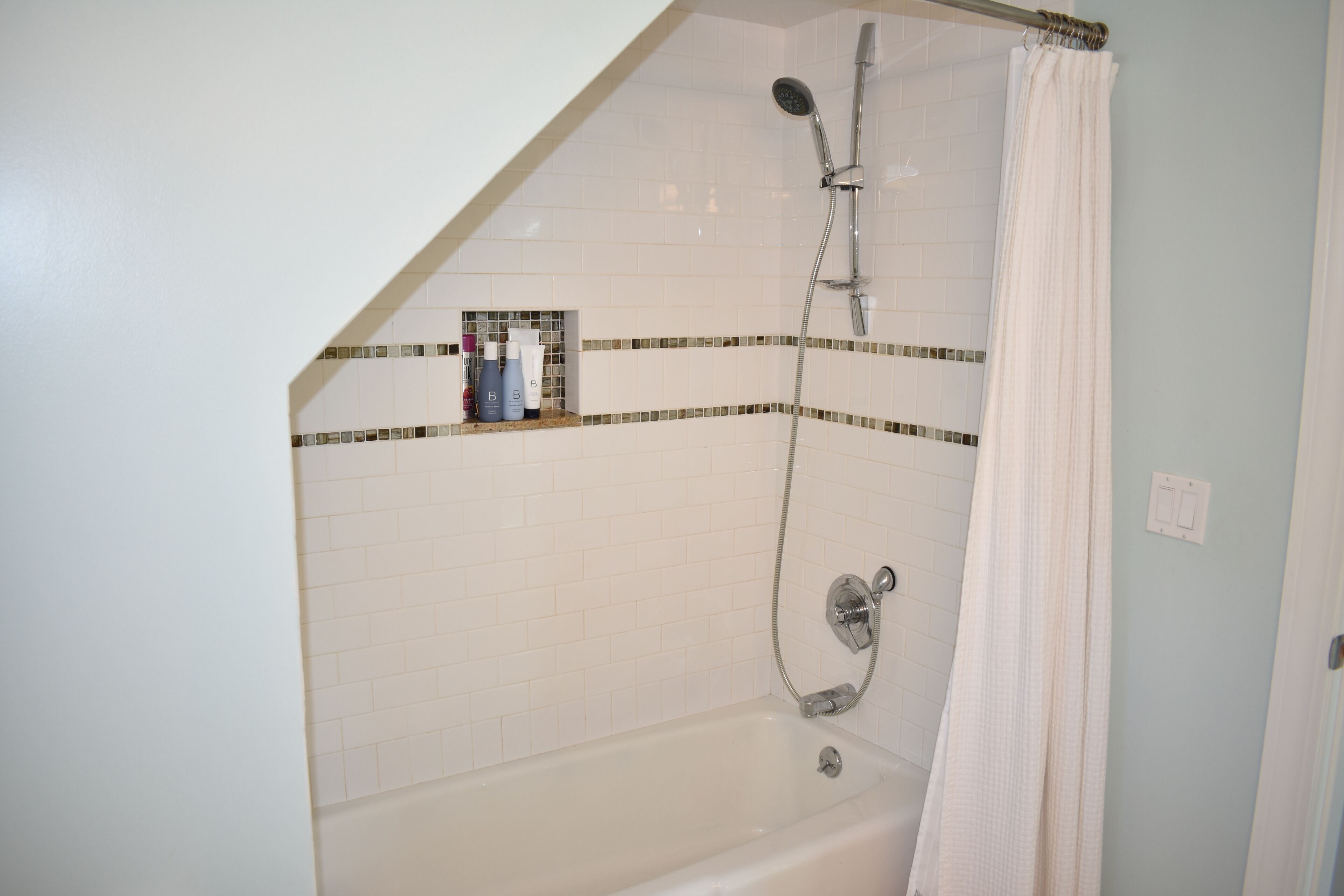 Combined shower/bathtub, hair dryer, towels, soap