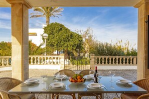 Outdoor dining - Villa by the sea with 4 bedrooms, 2 bathrooms, barbecue and terraces (Colonia de Sant Pere)