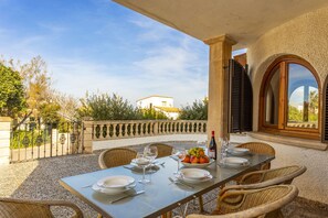 Outdoor dining - Villa by the sea with 4 bedrooms, 2 bathrooms, barbecue and terraces (Colonia de Sant Pere)