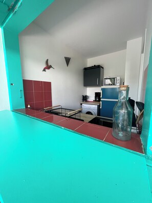 Kühlschrank, Mikrowelle, Herdplatte, Wasserkocher mit Kaffee-/Teezubehör