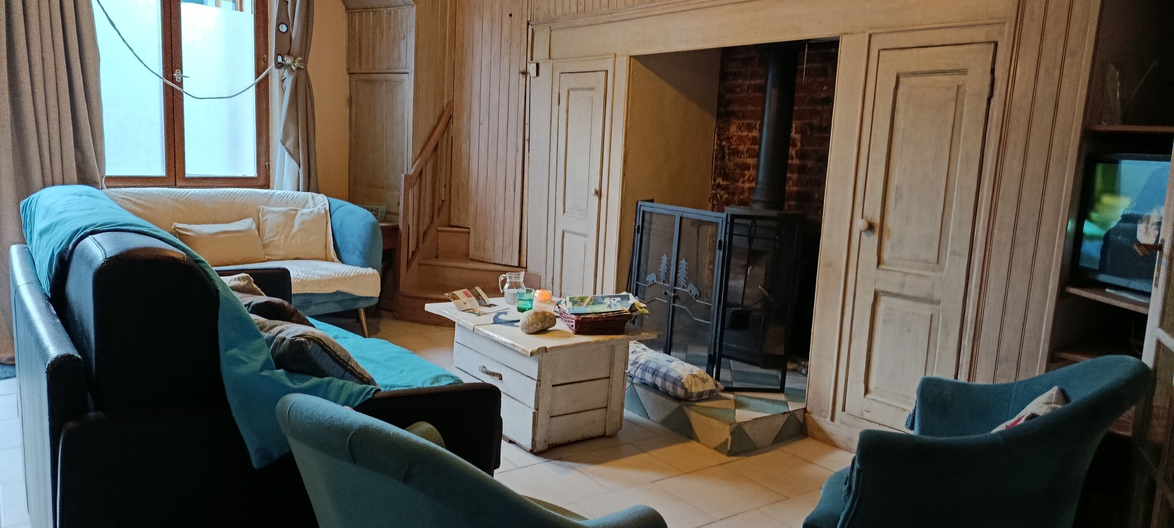 TV connectée, cheminée, table de tennis de table, livres