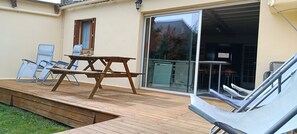 Outdoor dining - Aux 10 Ponts Spacious, friendly house on the banks of the Somme, 30 minutes from the sea (Pont-Remy)