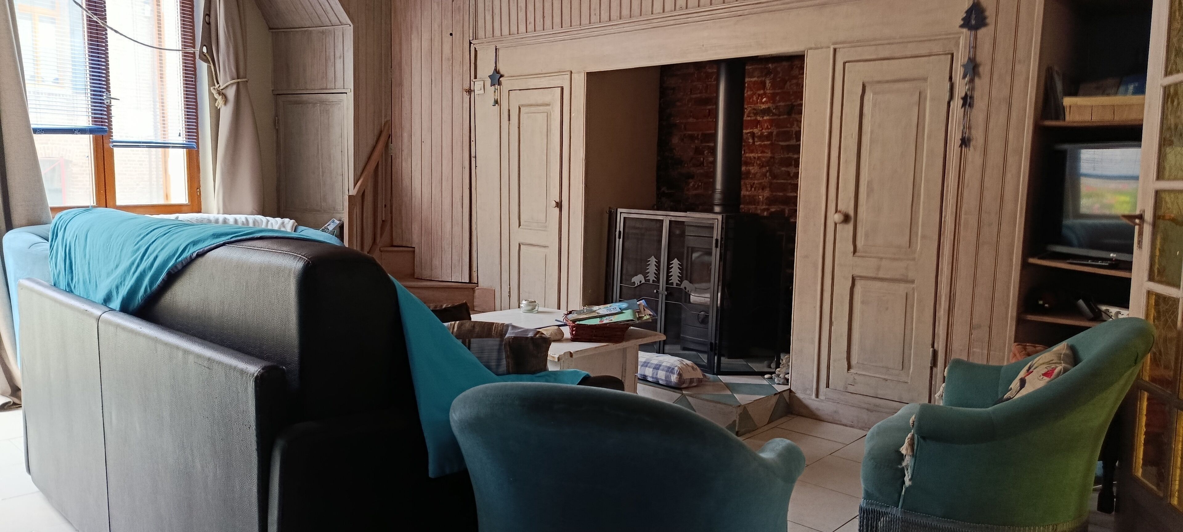 Smart-TV, Kamin, Tischtennisplatte, Bücher