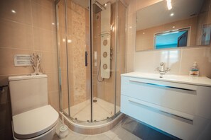 Dusche, Haartrockner, Handtücher, Seife