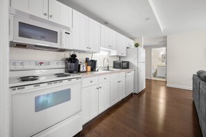 Frigorifero, microonde, forno, piano cottura