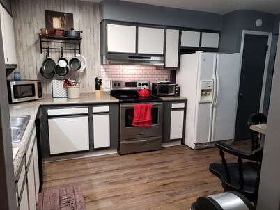 Flag City Manor: 4 Bdrm Home