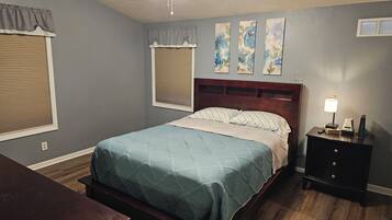 4 makuuhuonetta, silitysrauta/-lauta, ilmainen Wi-Fi, vuodevaatteet