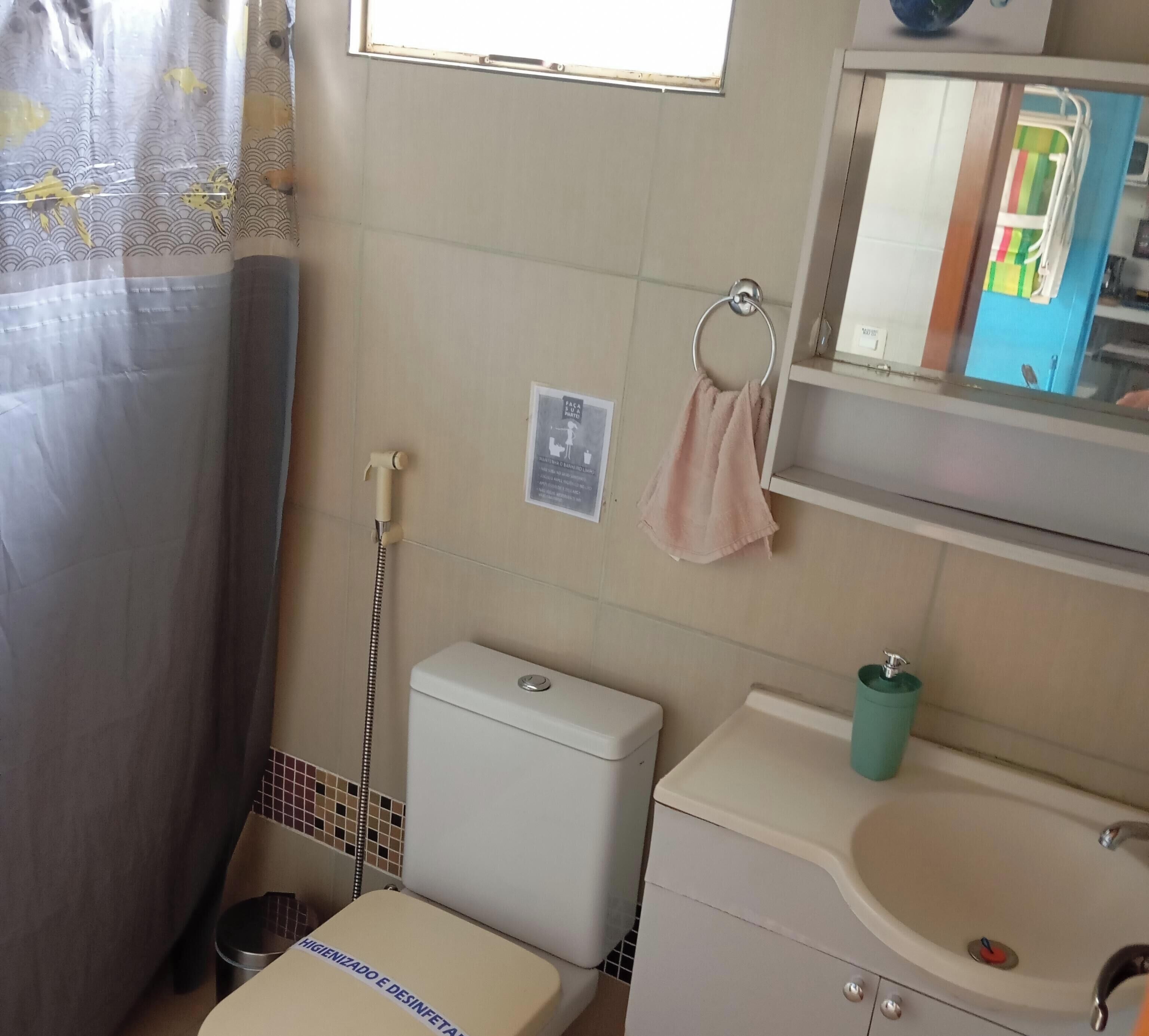 淋浴设施、毛巾、肥皂、卫生纸