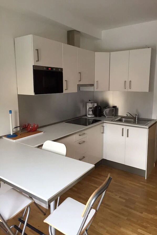 Kühlschrank, Mikrowelle, Herdplatte, Wasserkocher mit Kaffee-/Teezubehör