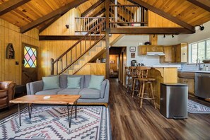 Smart TV, fireplace - Cabin that features modern upgrades near Snow & Play (Big Bear)