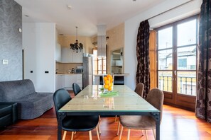 Dining - Gorgeous Apartment with Swimming Pool and Cathedral View (Sevilla)